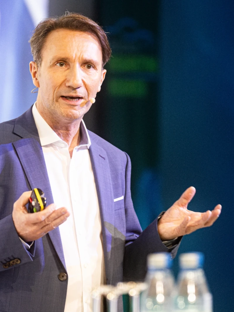 Keynote Speaker Michael Hampel redet auf der Bühne über Führungsthemen