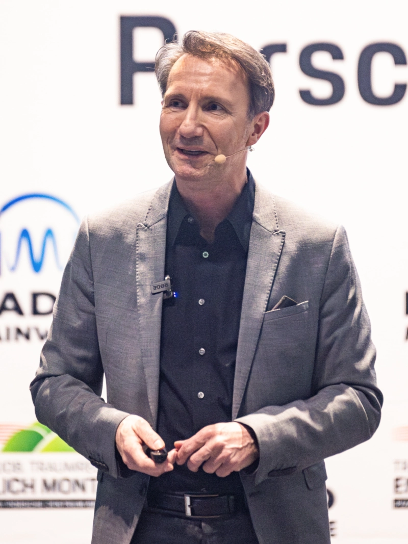 Keynote Speaker Führung Michael Hampel auf der Bühne