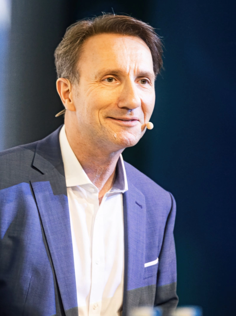 Keynote Speaker Michael Hampel redet auf der Bühne